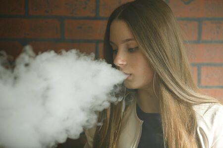Teen posiert outdoor und raucht Teen posiert outdoor und raucht